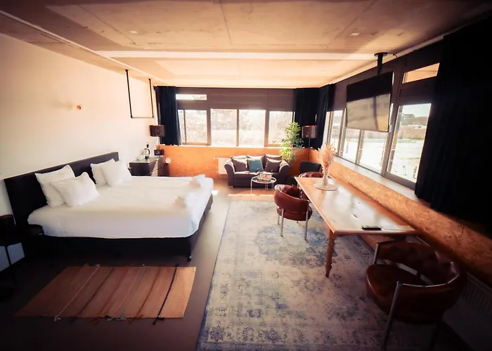 Urban The Golden Stork فندق رايسفايك