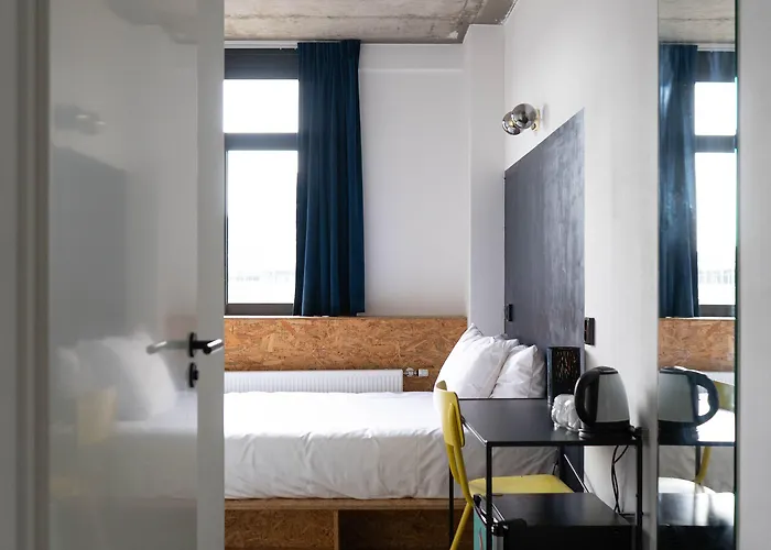 Urban The Golden Stork رايسفايك